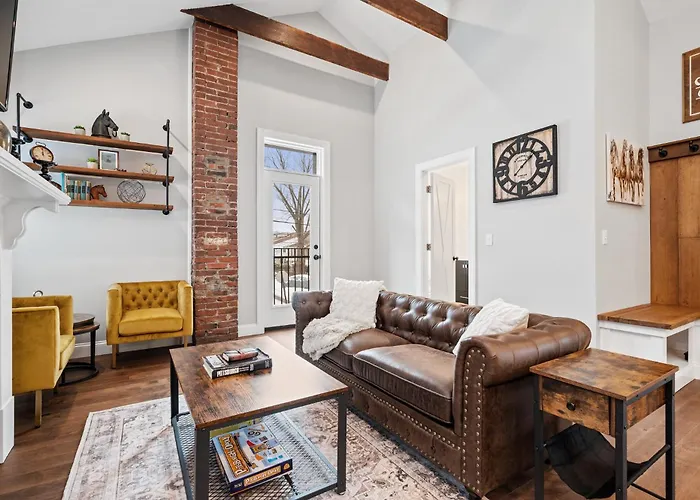 Luxurious Design | Easy Access To Downtown | Sleeps 4