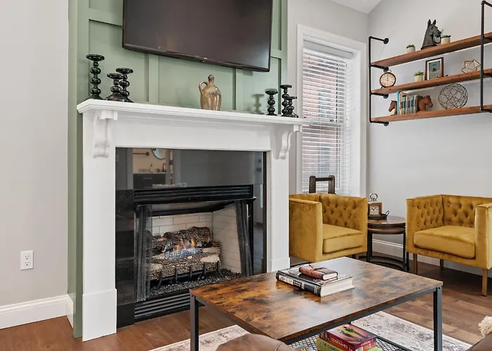 Luxurious Design | Easy Access To Downtown | Sleeps 4 Ferienhaus