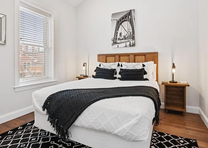 Ferienhaus Luxurious Design | Easy Access To Downtown | Sleeps 4 *