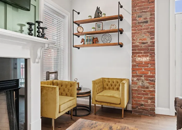 Luxurious Design | Easy Access To Downtown | Sleeps 4 Ferienhaus
