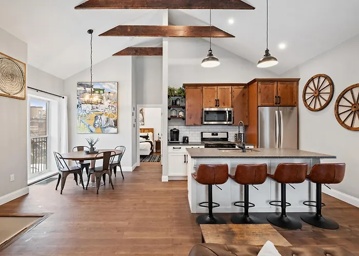 Luxurious Design | Easy Access To Downtown | Sleeps 4 Ferienhaus *