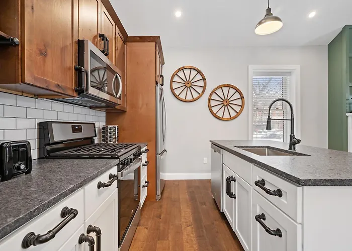 Luxurious Design | Easy Access To Downtown | Sleeps 4 Ferienhaus