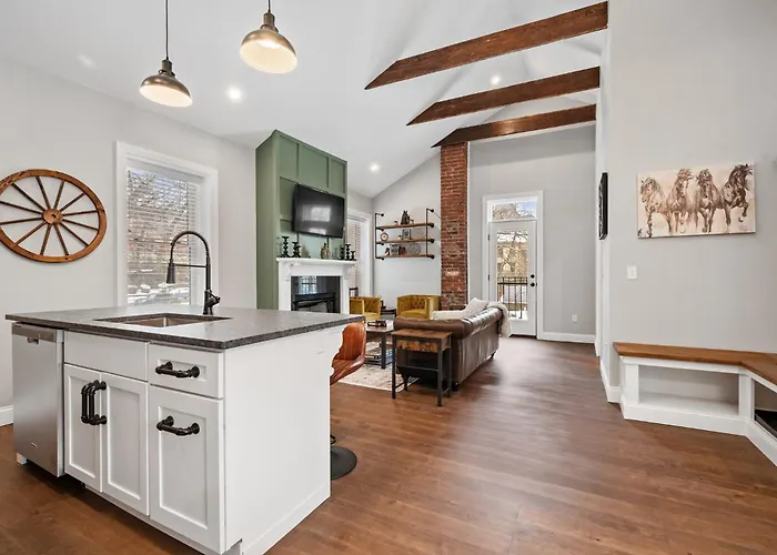 Luxurious Design | Easy Access To Downtown | Sleeps 4 Ferienhaus