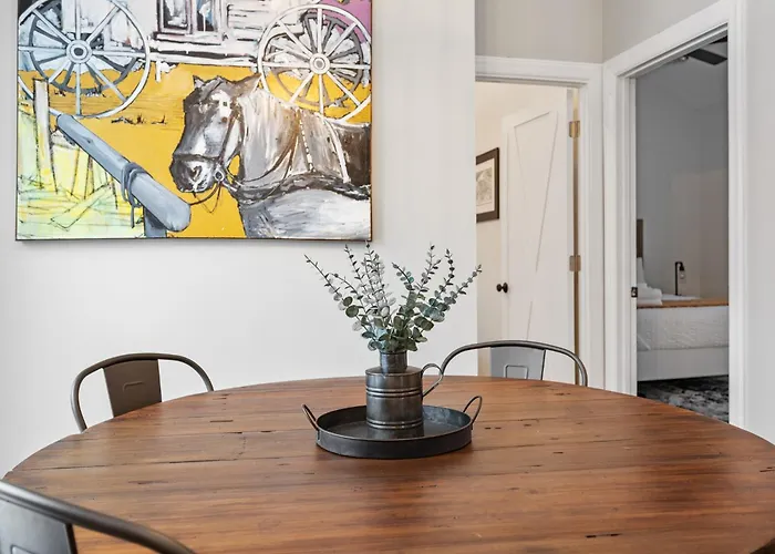 Ferienhaus Luxurious Design | Easy Access To Downtown | Sleeps 4