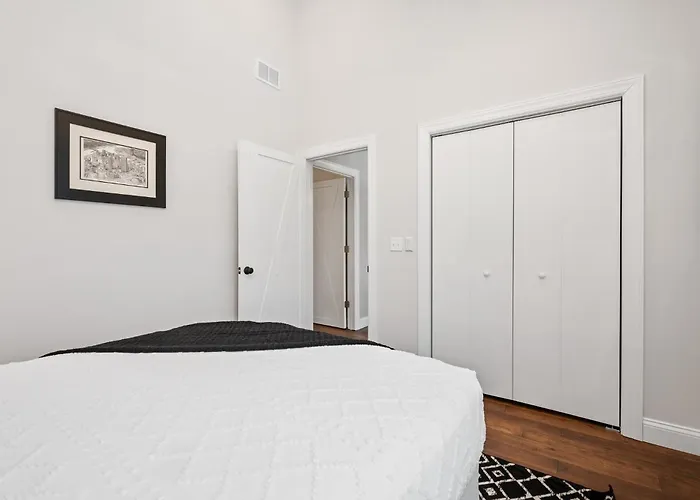 Ferienhaus Luxurious Design | Easy Access To Downtown | Sleeps 4