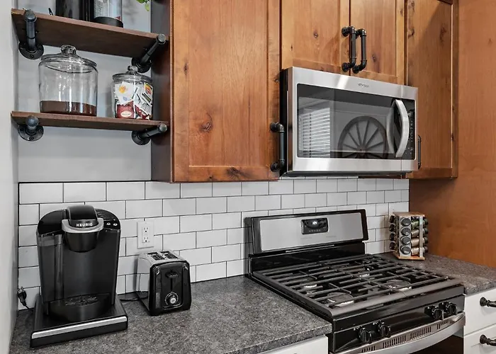 Luxurious Design | Easy Access To Downtown | Sleeps 4 Ferienhaus *